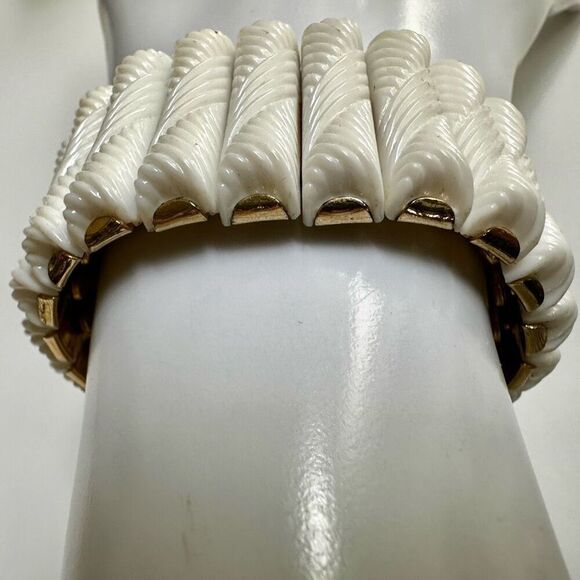 vintage  white thermoset gold tone rope design  expansion bracelet - Picture 2 of 7